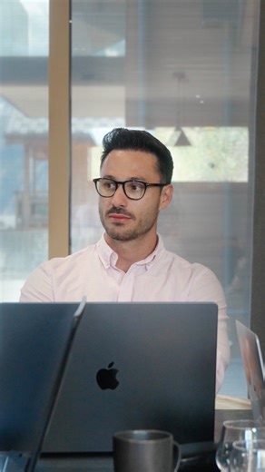 Steven De Abreu on Instagram: "On nous demande souvent : c’est quoi, Realife ? Certains répondent “immobilier atypique”. D’autres disent “Airbnb, investissements, formation”. Mais la vérité, c’est plus grand que ça. Realife, c’est une vision. Celle de montrer que même en partant de zéro, tu peux changer ta vie grâce à l’immobilier… si tu n’es pas seul. Ce que vous voyez ici, c’est l’introduction d’un film qu’on a créé pour montrer l’envers du décor de Realife : notre vision, nos valeurs, et les 