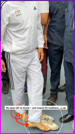 Akshay Kumar removes his footwear before lighting the lamp in Delhi, proving that simplicity