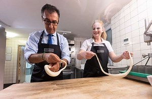 Cem Özdemir in Bad Urach: „Die beste Brezel ist schwäbisch“