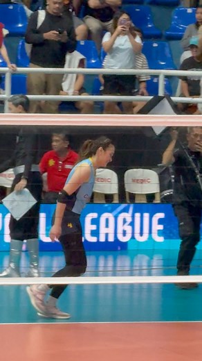 Paalis na si Bella Belen pero nag fan service pa yan sya. 😘🥰 #pvl2025 #PVLReinforcedConference #capital1solarspikers #bellabelen #Vheadz | Vheadz Channel - Philippine Volleyball Updates