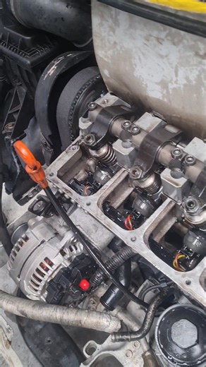 Vw Transporter bus engine in and starting but we noticed 1 injector that is not firing. #vw #fbreelsfypシ゚viralfbreelsfypシ゚viral #freeparking #mechaniclife #ConstructionMaterials | Nzou auto mechanics