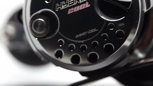 Nuovissimo MAXEL HYBRID …PICCOLISSIMO MA DALLA FORZA SBALORDITIVA! Ben 13 kg di max drag (quasi 30lb) , 93 cm di recupero per giro di manovella! Realizzato in alluminio aereospaziale anodizzato 100% anticorrosione! Dispone di un freno magnetico regolabile con sistema MCA e barra zigrinata di sgancio/sblocco bobina! Nato per lo SLOW PITCH e VERTICAL JIGGING, può essere impiegato con successo anche dai trainisti che amano l’ impugnatura sinistrorza! #trabucco #maxel #hybrid #maxelhybrid #slowpitch