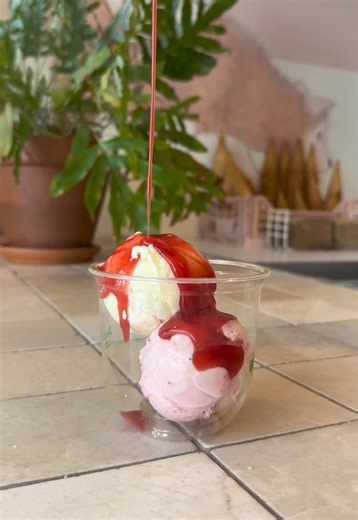 Delicious Strawberry Sundae Recipe with Creamy Ice Cream