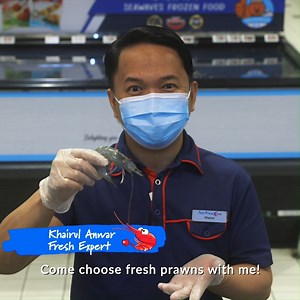 Live or frozen shellfish - which is fresher? #Freshexpert Khairul isn't shell-fish 🦐 with his professional know-hows on all things prawns, crabs, cockles and the like! Watch now and test your shellfish knowledge. | NTUC FairPrice