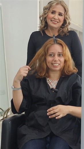 Ya no me quiero pintar las canas por eso quiero un tono plata. Tienes un castaño claro natural con pocas canas. Eso significa que la mayor parte de tu cabello sigue siendo oscuro en comparación con un tono plata. Qué pasa al aplicar un tono plata Para que el plata se vea bonito, el cabello debe estar muy aclarado (casi rubio muy claro/blanco). Tu cabello castaño tendría que decolorarse para llegar a ese fondo claro. Las canas, en cambio, ya son claras, así que agarran el plata mucho más fácil. P