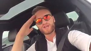 Wie Shkodran Mustafi einfach Bandog von AZAD rappt - bester mann !!!! viel Erfolg weiterhin bei der EM !!! #TeamNachbar | Rooz Lee