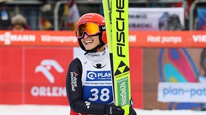 Skispringen der Frauen: Freitag stürzt, Schmid auf Podest