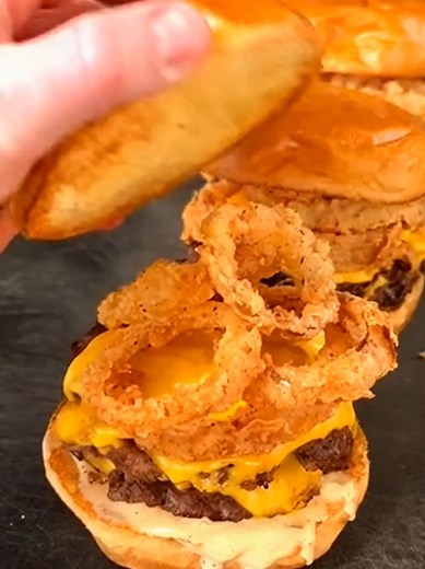 Cheeseburgers #cheeseburger #cheese #cheeselover #burger #burgers