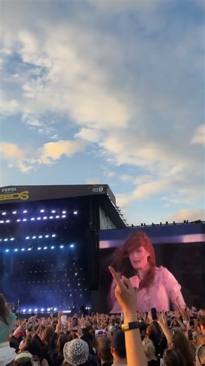 Florence Welch celebrated her birthday at Leeds, ripping through ‘Spectrum’ with a lively crowd
