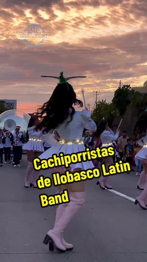 Desfile navideño de COSAVI con participación de las cachiporristas de Ilobasco Latin Band