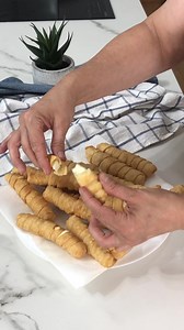 Receta de TEQUEÑOS:INGREDIENTES para 6 personas:Para la masa:300 g de harina de trigo (2 y ½ tazas)1 huevo L80 ml de agua (1/3 de taza)60 g de mantequilla (1/4 de taza)5 g de sal (1 tsp)Para el relleno:250 g de queso fresco de vaca (queso latino)Aceite para freír ELABORACIÓN:1. Pon la harina en un bol y añade un huevo, el agua, la mantequilla y la sal. Mezcla bien ayudándote de una cuchara y después con las manos hasta integrar todos los ingredientes. Forma una bola y déjalo reposar tapado duran