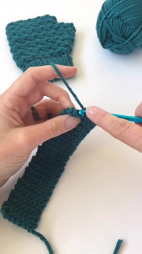 Introducing the Cosy Vibes Fingerless Gloves crochet pattern! Each gloves starts with a slipstitched cuff and works upwards using the suzette stitch, a simple combination of single and double crochet (US). Designed in four sizes from Child to Adult (L), this unisex pattern uses aran weight yarn and is suitable for all levels from confident beginners upwards! And there’s more! From now until March 6th you can enjoy a 50% introductory discount on bith Etsy and Ravelry using code COSYVIBES. Head on