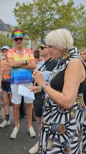 Unser wunderbares queeres Fest in Köln musste wegen Unwettergefahr leider frühzeitig unterbrochen werden. Doch das ist noch lange kein Grund, nicht weiter laut und unbeugsam für die Menschenrechte einzustehen, bereits Erkämpftes zu feiern und sichtbar in all unser Vielfalt zu sein! Es war mir eine riesige Freude so viele von euch zu treffen und es war ein ganz besonderer Moment, zum Abschluss eines phänomenalen Tages vor einigen von euch meine für die Abschlusskundgebung vorgesehene Rede zu halt