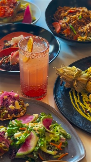 Visit San Antonio on Instagram: "From morning coffee dates to lunch breaks and cocktail hour classics — this spot does it all 👀 @anacachosa is a downtown favorite that shifts effortlessly from a coffeehouse powered by local roaster @pulpcoffee to a relaxed lunch and cocktail destination inspired by the hotel’s rich history. What to order when you go ⬇️ ☕ Cortados & cappuccinos pulled on a cult-favorite Mavam espresso machine 🥟 Bao Bun Flight 🌮 Big Red & Barbacoa tacos &#x