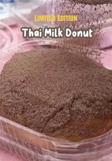 Hi korang jom try menu baru MilkyDoonuts - Thai Milk Donut 🍩 weekend ni! Donut ni sedap sgt kalau makan sejuk2, rasa dia mcm thaimilkbun hatyai tuu buttery & creamy 😍 Only RM4/pc #milkydoonuts #donutsusuthailand #thaimilkdonutmalaysia #setiaalamfoodies