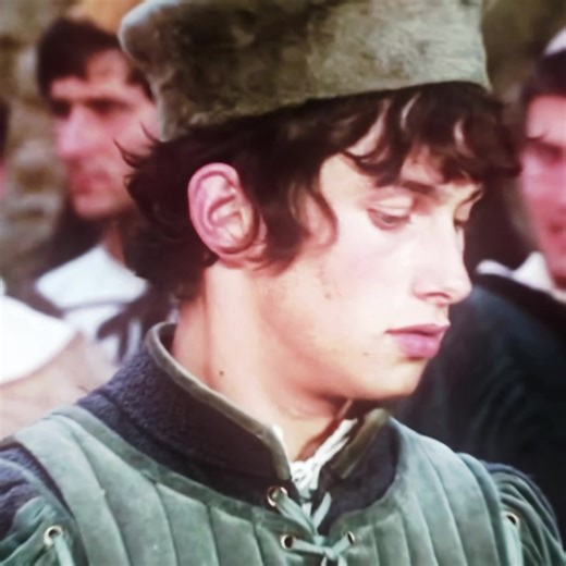 :: [ #BENVOLIO ] wish i could get a free bag of chihhhhupss #benvolio #benvoliomontague #romeoandjuliet