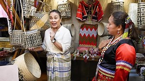 Ang sining ay hindi lamang likha. Ito ay pamana at paghubog ng kinabukasan. Ating bisitahin sa National Arts and Crafts Fair (NACF) 2025 ang Ata School of Living Traditions (SLT) mula Paquibato District, Davao City, isang pamayanang itinaguyod noong 2018, kung saan sa loob ng kanilang tribal center, higit sa sampung Cultural Masters ang nagsasalin ng kaalaman sa mahigit isang daang kabataang Ata. Sila ay hinuhubog mula sa Liyang (basket weaving), Ikam (mat weaving), hanggang sa upright loom weav