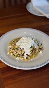 Elotitos tiernos, epazote, tortillas fritas, crema y queso traídos de nuestro rancho en Zumpango. La crema de elote seca es uno de los platos más queridos en nuestro menú de comidas. Así se prepara desde la cocina de El Cardenal Alameda hasta llegar a tu mesa. | Restaurante El Cardenal
