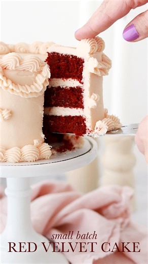 SMALL BATCH RED VELVET CAKE ♥️ I scaled my favorite extra soft red velvet cake recipe down to make a mini cake, perfectly sized for 2-4 people 🥹 I love how cute it is as tiny layer cake but you can also use this recipe for a single layer 6-inch cake. Either way it’s a fun Valentine’s Day dessert, date night idea, or small party cake 🥳 PS: if you’re looking for an all-natural red food color gel I used @encofoods Naturals for the cake buttercream on this one! ⁣⁣ Full recipe (with cream cheese fr