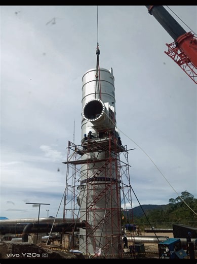 Steam separator (pemisah uap) adalah komponen industri yang berfungsi memisahkan partikel air (kondensat) dari uap, guna menghasilkan uap kering dan berkualitas tinggi. Alat ini melindungi peralatan downstream seperti turbin dan kontrol valve dari erosi serta meningkatkan efisiensi termal dengan menghilangkan uap basah yang menyebabkan