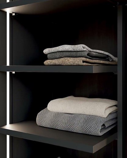 Un diseño muy elegante para un vestidor que no pasa inadvertido 🩶