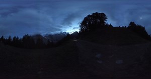 Ultra-Trail du Mont Blanc : plongez-vous au cœur de cette course mythique grâce à notre reportage à 360°. Et n'oubliez pas de bouger votre téléphone ou votre tablette pour profiter du panorama exceptionnel 😉 | LCI