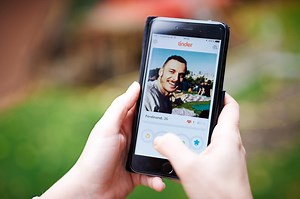 Pour Tinder, un homme éduqué est désirable, une femme non | RTS