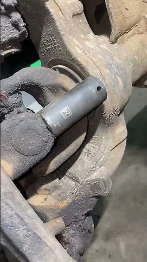 F-550 Front Axle Removal without damaging seal #snapon #mechanic #ford #tricksofthetrade #f550