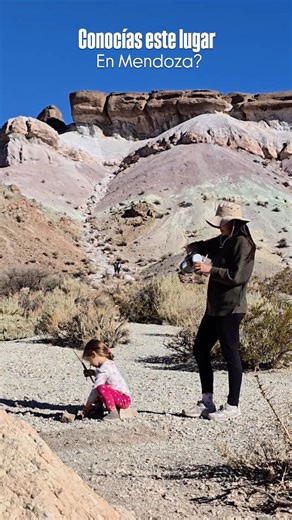 👉 Comentá “Mendoza” y te mandamos el link al video completo. El Cerro de los 7 Colores, cerca de Uspallata, se encuentra en la precordillera mendocina y es el resultado de millones de años de acumulación de sedimentos marinos, volcánicos y minerales. Cada franja visible corresponde a distintos períodos geológicos que quedaron expuestos por la acción constante del viento y la erosión. Este tipo de formaciones permite “leer” la historia de la Tierra a simple vista y convierte al cerro en uno de l
