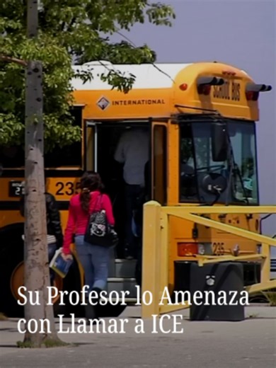 Una madre hispana denuncia que un profesor amenazó a su hijo de 12 años con llamar a ICE y a la policía en Texas. Según la madre, el menor ahora tiene miedo de regresar a sus clases. En un comunicado enviado a N Univision, el distrito escolar al que pertenece la escuela informó que el profesor fue suspendido de todas sus funciones mientras se lleva a cabo una investigación sobre lo ocurrido. #nmásunivision #texas #ice #profesor #escuela #alumno