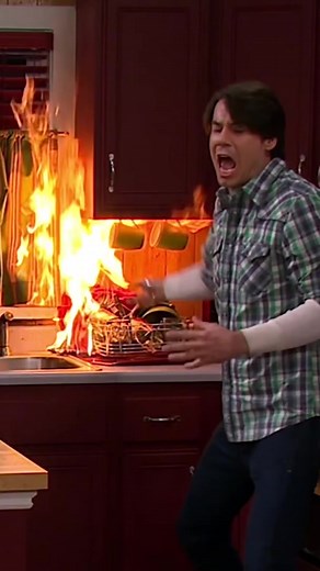 seriously why does Spencer keep catching on fire? 🔥 #icarly #icarlyaffirmation #spencershay #artistsoftiktok #2000s #ohno