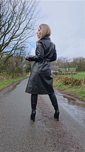 Winter fashion is almost over! 🧥🧣 #fashion #trenchcoat #leather #outdoors #boots #shorts