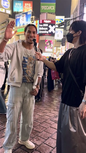 CAN I INTERVIEW YOU IN JAPANESE? 🎤🇯🇵 Part 1 オーストラリア出身のキックボクシングコーチ、渋谷に現る 🇦🇺🔥 A kickboxing coach from Australia appears in Shibuya 🇦🇺🔥 🇦🇺🤝🇯🇵🔥 夜の渋谷に現れたのは、オーストラリアから来た男性。 A man from Australia appears in Shibuya at night. しかし、彼のルーツを聞くと、意外な国の名前が出てきた。 But when I asked about his roots, an unexpected country came up. 彼の両親は、アフリカ大陸の東に位置する島国、モーリシャスの出身。 His parents are from Mauritius, an island nation east of the African continent. そして、さらに興味深かったのが彼の仕事。 And what made his story even more interest