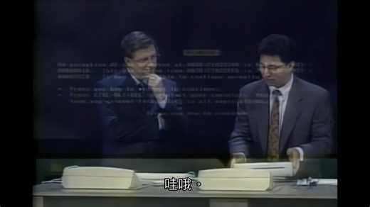 919K views · 6.3K reactions | 【經典重溫 藍 】26 年前的今日，Microsoft 舉行 Windows 98 發布會，當時還未當 CMO 的 Chris Capossela 示範當時還未普及的 USB 即插即用(Plug-and-Play) 功能，出現 Windows 98 崩潰的 BSOD 經典名場面，場下所有人都在爆笑，Chris Capossela 完全不知所措，Bill Gates 則 幽默地說：「這大概是為什麼 Windows 98 還未出貨的原因吧。」 | HKEPC | Facebook