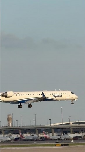 SkyWest Airlines Landing at DFW ✈️😍 | Smooth Regional Jet Arrival