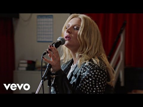 Singer-Songwriter Self Esteem Talks the Road to ‘A Complicated Woman’ and Her Daring New Live Show