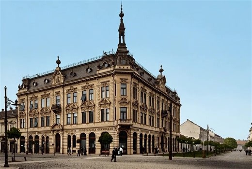 Din punctul meu de vedere, este cea mai frumoasă clădire din Josefin! Palatul Casei de Economii a fost ridicat între anii 1898 și 1899 după planurile arhitectului Eduard Reiter. Astăzi, clădirea se află într-o avansată stare de degradare. ©️ Banatul de altădată / Flavius Sebastian / 2026 | Banatul de altădată