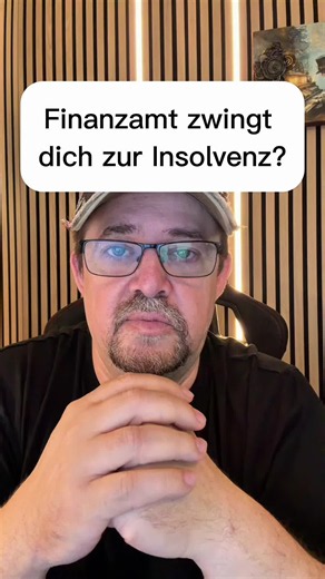 Hast du Schulden beim Finanzamt oder bei der Krankenkasse aus einer selbständigen Tätigkeit? Dann könnte das hier einer der wichtigsten Posts sein, den du heute siehst. Die meisten wissen nicht, dass es neben Zahlen oder Insolvenz noch einen dritten Weg gibt — Stundung, Ratenzahlung und Herabsetzung. Das Problem ist nicht, dass es diesen Weg nicht gibt. Das Problem ist, dass kaum jemand weiß, wie man einen Antrag so formuliert, dass er nicht sofort abgelehnt wird. Ein Unternehmer hat das sechs J