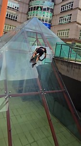 Trusting a glass pyramid 🇲🇾 #parkour #freerunning @olivernordin1 | Parkour