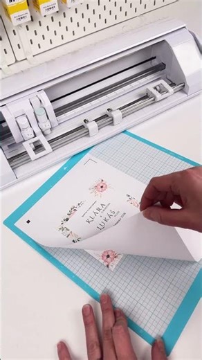 Minimalismus, který ohromí 💍 Svatební oznámení s květinovým detailem.