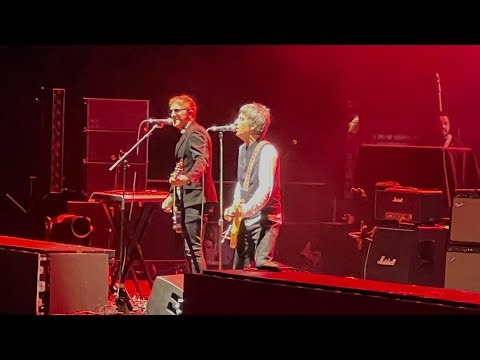 Johnny Marr Dedicates "This Charming Man" To Issac Brock, Modest Mouse