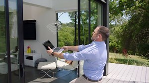 5.8K views · 19 reactions | Med ASUS Lyra får du totalt tre enheter som du placerar ut i ditt hem för optimal hastighet och räckvidd. Ett bekymmersfritt Mesh-WiFi med busenkel installation via telefon-app. Just nu får du 500:- rabatt om du loggar in som medlem hos Webhallen. Erbjudande och mer info om ASUS Lyra Mesh-WiFi: bit.ly/2txBt9R | ASUS | Facebook