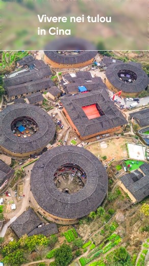 Stefania Ferri - Fabio Ricciardi on Instagram: "Fujian, Cina. Questi si chiamano Tulou.⁣ ⁣ Cosa sono: Fortezze di terra costruite 600 anni fa dal popolo Hakka ⁣ Fino a 800 persone vivono in un singolo Tulou ⁣ Struttura circolare: tempio al centro, cucine intorno, case sopra ⁣ Nate per difendersi, oggi Patrimonio UNESCO⁣ ⁣ Cosa ci è successo: siamo entrati per documentare l’architettura. Una signora ci ha visto. Ci ha fatto cenno di avvicinarci.⁣ ⁣ “Oggi c’è un matrimonio. Voi sedete qui.”⁣ ⁣ Ovv