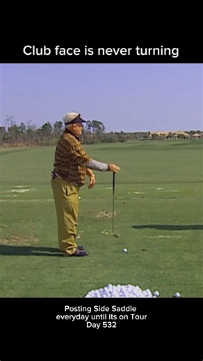 A perfect swing #moenorman #golf #sidesaddleputting #putting #putter #golfing #golfer #faceonputting