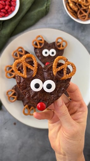 A super easy, semi-homemade dessert... See the comments for full recipe! | Ain’t Too Proud to Meg