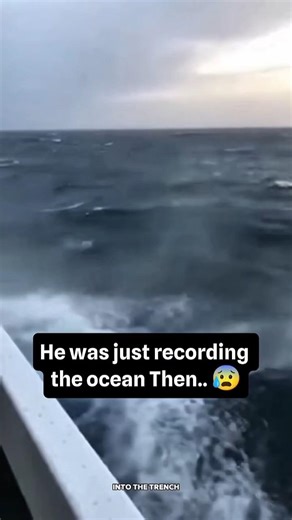 Something Strange Appeared in the Ocean 😨🌊 #oceanwaves #viral #mysteriousocean