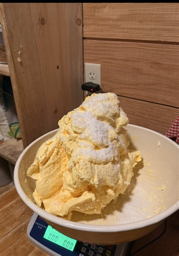 We’ve been in butter mode lately and I am so happy about it. I’ve been making butter since we moved to the farm and dreamed of the day to have enough cream to make butter on a larger scale. Can’t wait for ballerina farm butter 🧈