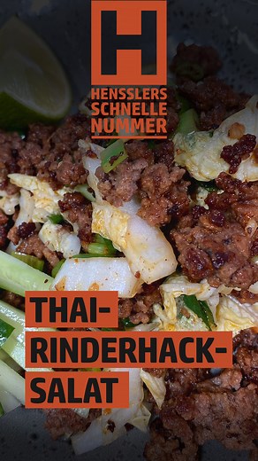 THAILÄNDISCHER RINDERHACKSALAT *INFO: 50%-Rabattcode: "pflanzenfreunde" 🧂ZUTATEN (Für 2 Pers.) • 400 g Rinderhack • 2 EL HENSSLERS Bratöl • 3 grüne Chilischoten • 1 Knoblauchzehe • 3 Frühlingszwiebeln • Salz • 2 TL HENSSLERS Wokgewürz • 1 TL Zucker • 1 EL Fischsauce • 2-3 Blätter Chinakohl • 2 EL HENSSLERS Würzöl Sanddorn-Zitrone • 1 Limette • ½ Gurke Salz 🍽 ZUBEREITUNG 1. Hackfleisch in heißem Bratöl ca. 10 Minuten scharf anbraten. 2. Chili in feine Ringe schneiden. Knoblauch mit dem Messer a