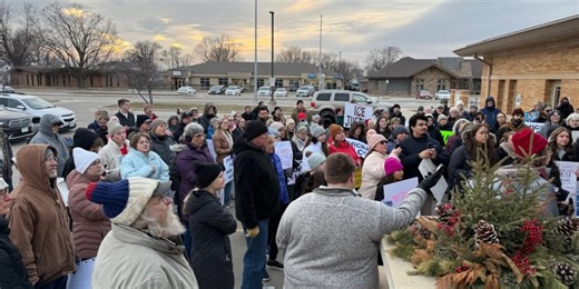 Peaceful Pro-Immigrant rally draws around 400 in Sioux Center