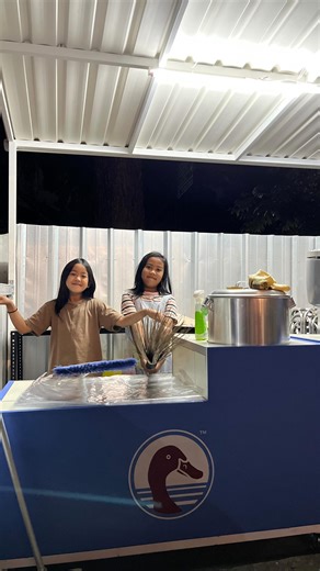 Bebek Waluya on Instagram: "ASMR unboxing perlengkapan dapur yang satisfying dibantu oleh dua peri kecil yang udah mulai libur sekolah~ Semangat banget bantuin ibu bapaknya beres-beres karena diiming-imingi blind box dan cemilan viral 😌 Pokoknya gak lama lagi Bebek Waluya akan trial opening, sabar yaaa tunggu info selanjutnya. Muach! 😘 #bebekwaluya"